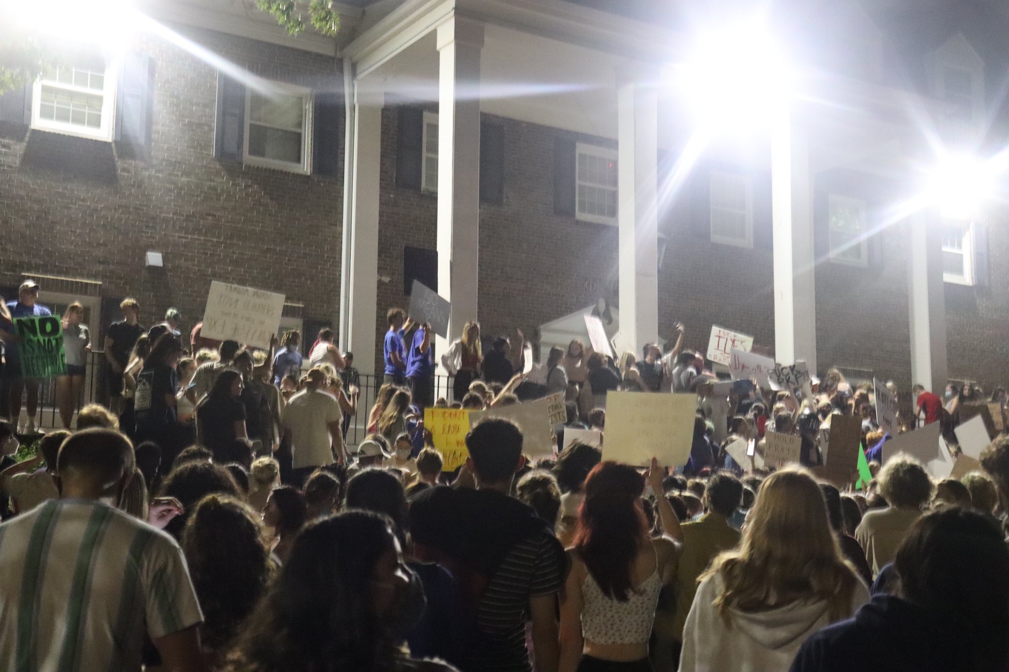 Skrivemaskine Ulejlighed Parasit KU students call for Phi Kappa Psi fraternity to be banned from campus in  second night of protests – The Lawrence Times