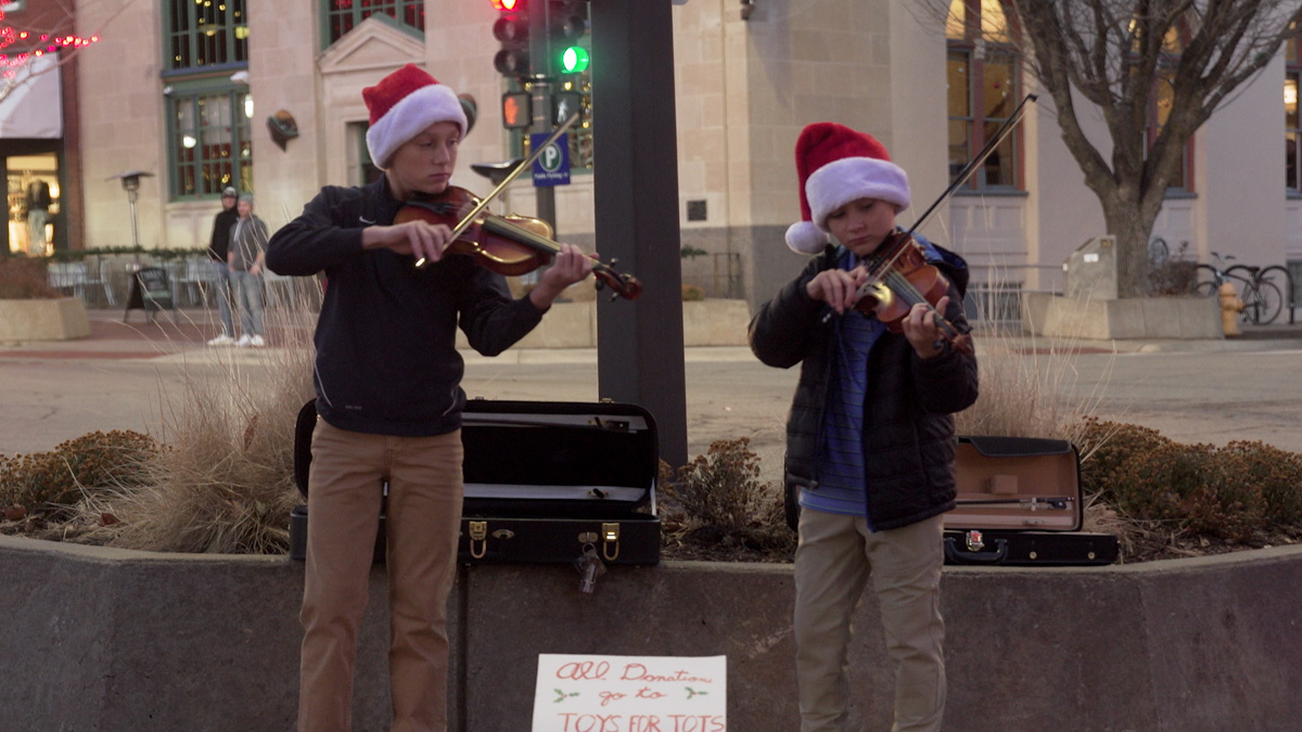 How Lawrencians Are Spreading Holiday Cheer, From Streetside ...