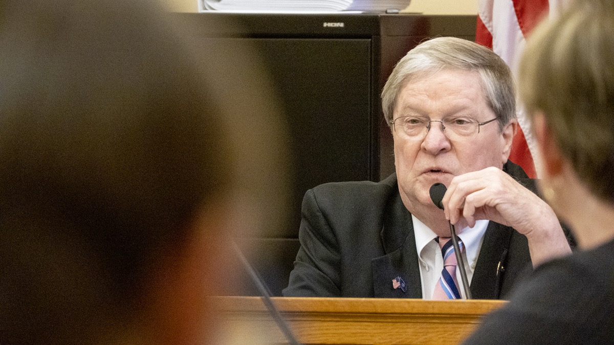 Kansas Legislature packages new flat tax rate with quicker end to food