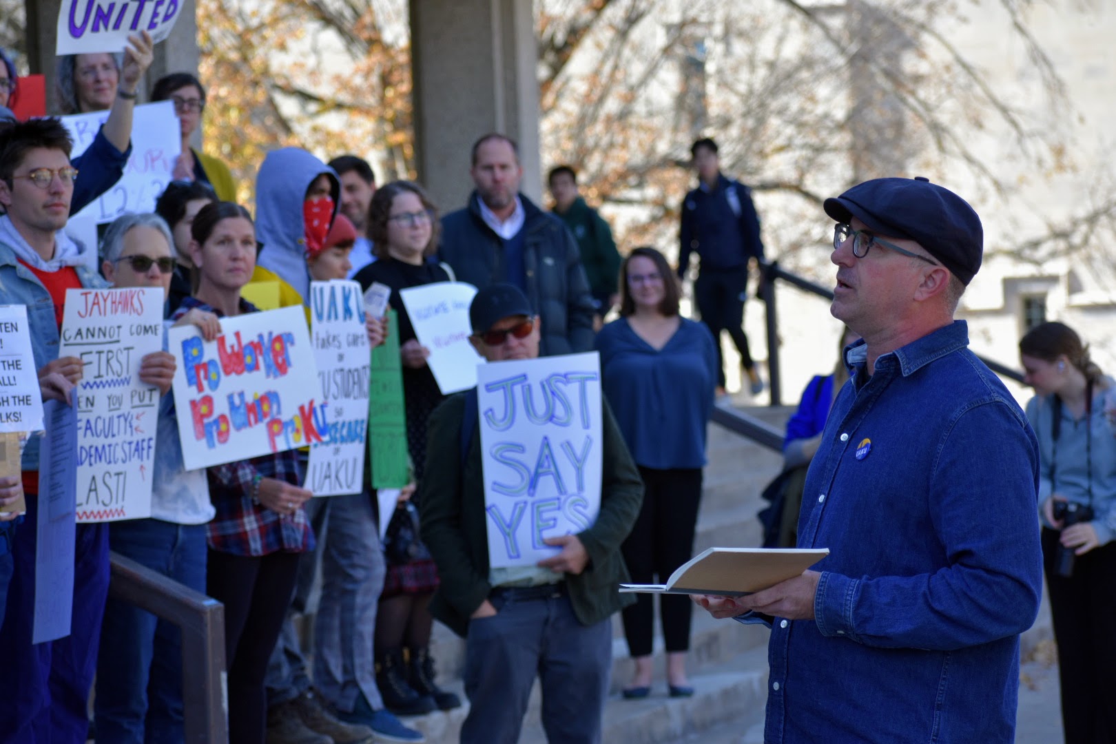 KU faculty union rallies as contract negotiations drag on 