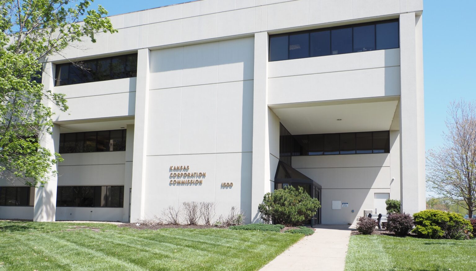 New Kansas rules set guidelines for data centers, big power users to protect smaller customers